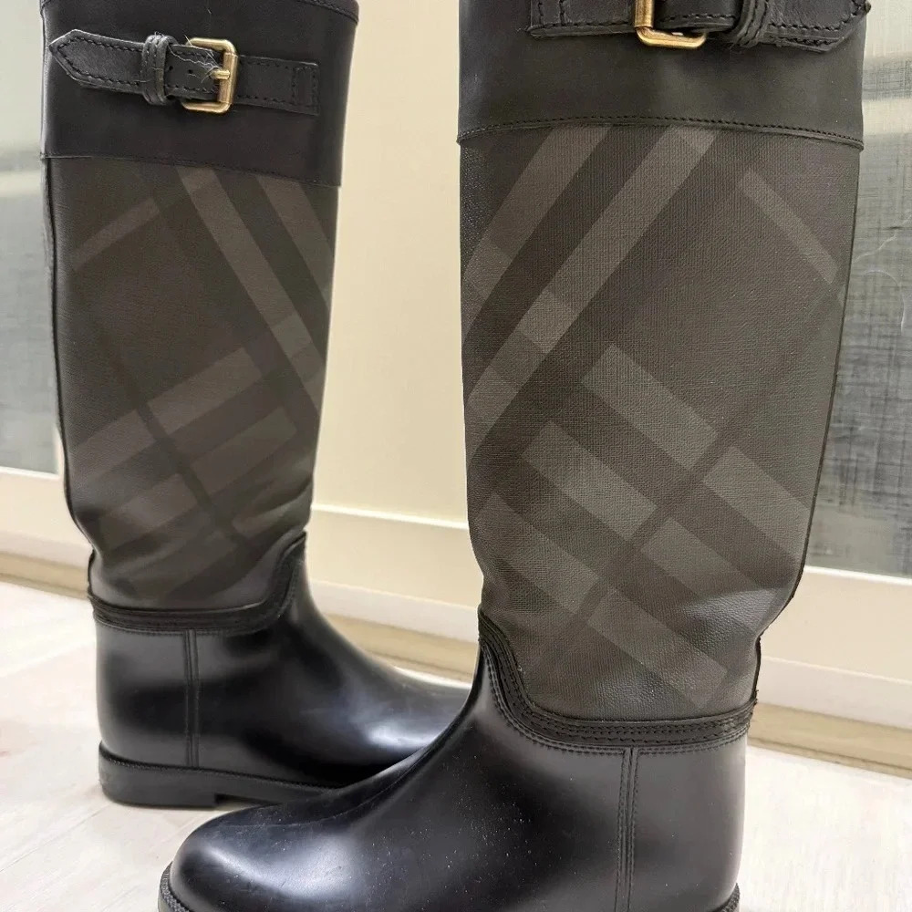 ••SOLD•• AUTHENTIC Burberry Black Quilt Print Rain Boots- Worn Once